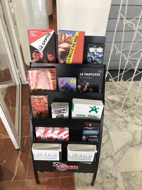Zecom innove à la Bibliothèque l'Alcazar de Marseille avec l'installation d'un présentoir publicitaire culturel