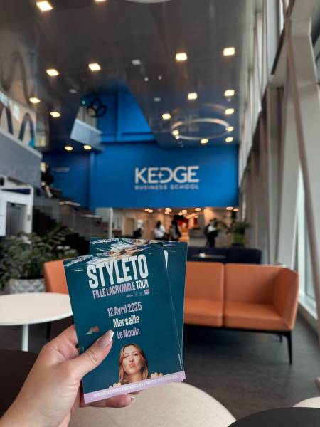 Styleto - distribution de flyers devant Kedge Marseille (tractage)