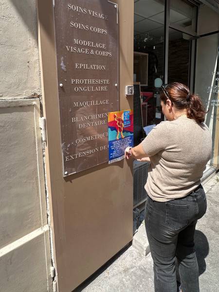 Fille regarde affiche Marseille Jazz des cinq continents ZeCom